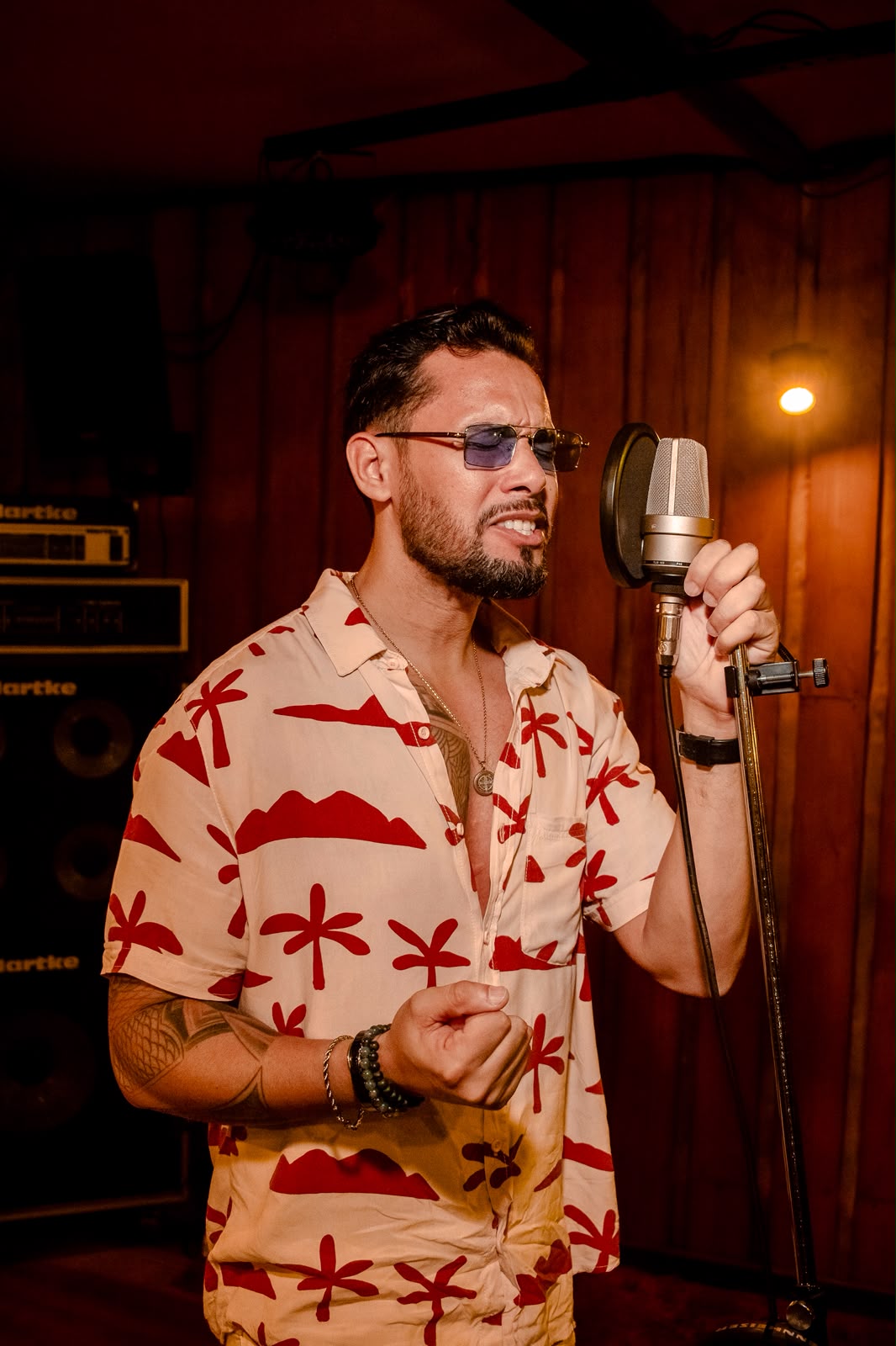 Ricky Moreira cantando no estúdio