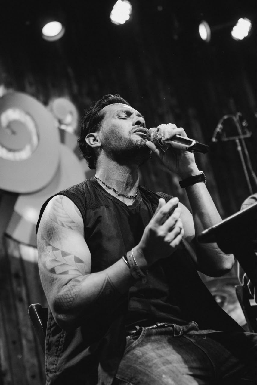 Ricky Moreira cantando em preto e branco