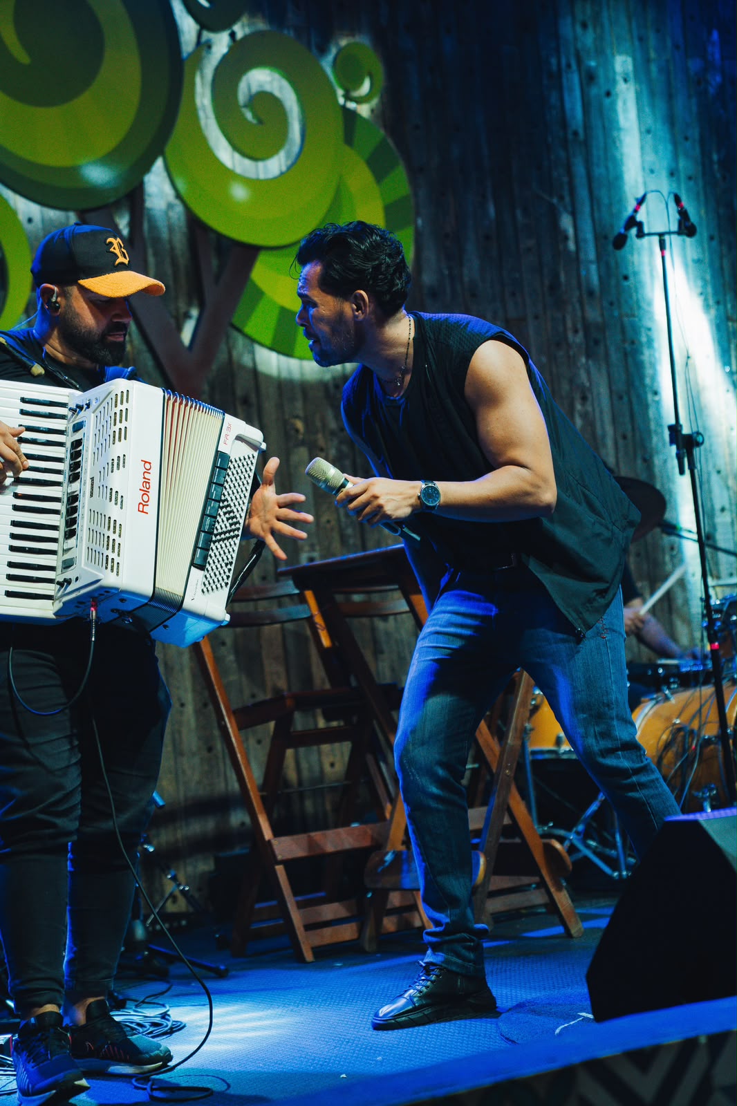 Ricky Moreira no palco com acordeonista