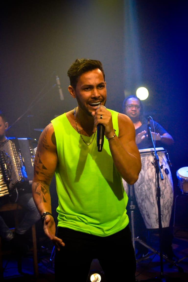 Ricky Moreira cantando ao vivo no palco