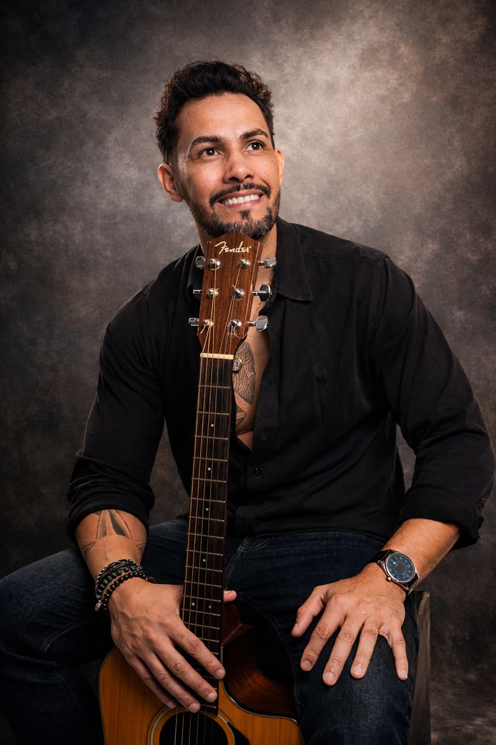 Ricky Moreira com violão em estúdio