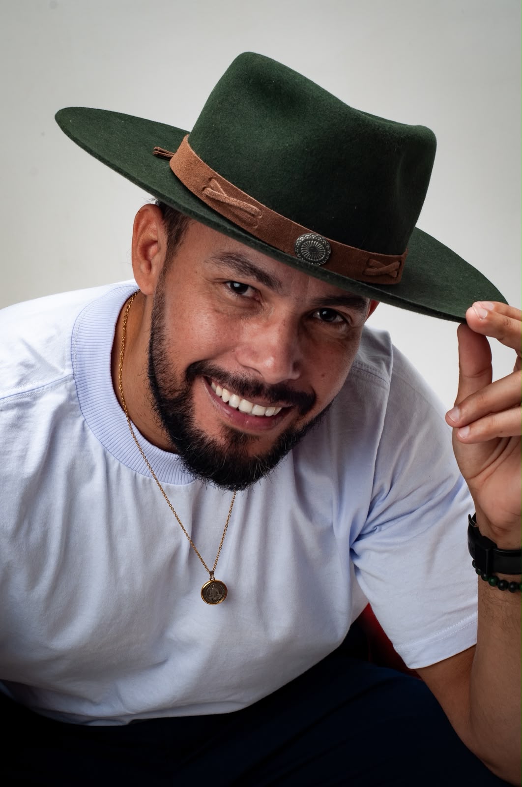 Retrato de Ricky Moreira de chapéu